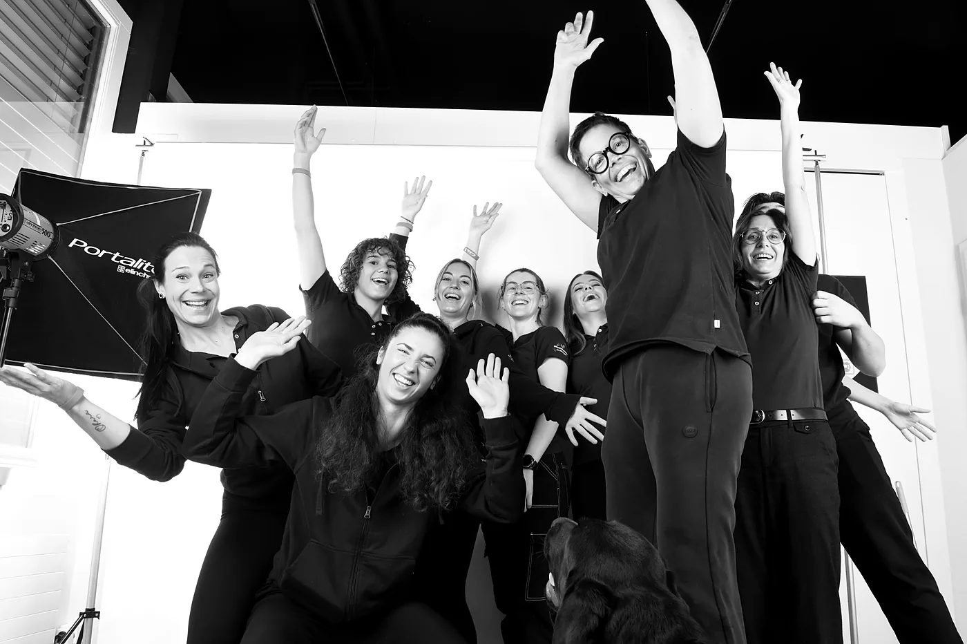 Das Team der Physiotherapie an der Ergolz springt lachend in die Luft