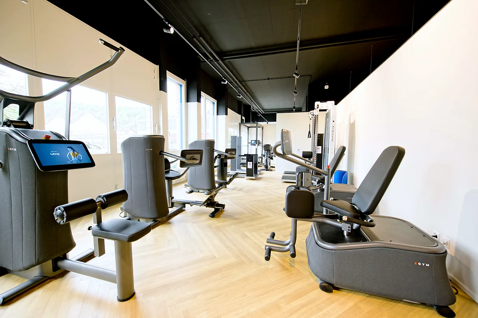 Grosse Trainingsfläche mit eGym Geräten